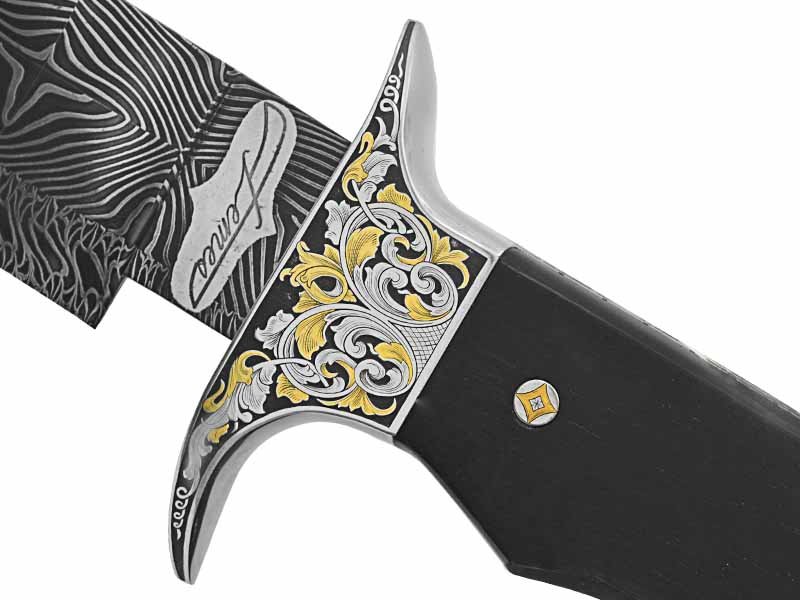 Faca para colecionador forjada em raro aço damasco mosaico. Empunhadura ricamente adornada em ouro 24k com talas em ébano africano, 39 cm