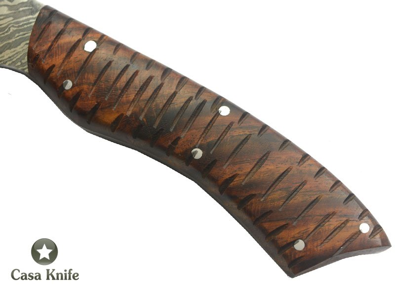 Faca para colecionador forjada em aço damasco, com Empunhadura escalavrada em Pau - Ferro , 30 cm