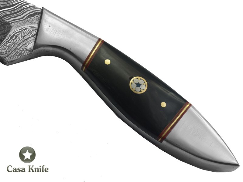 Faca Skinner para colecionador forjado em aço damasco. Empunhadura em chifre de Bufalo, 23 cm