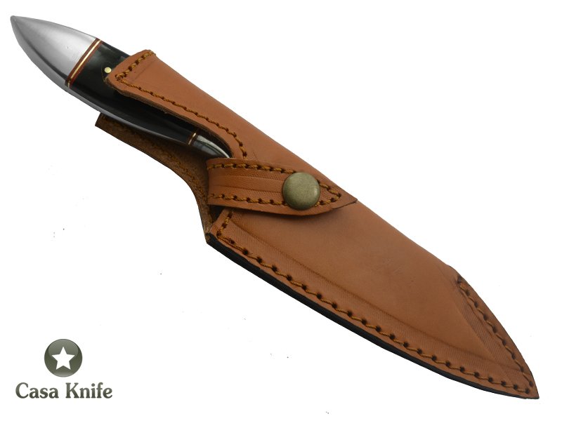 Faca Skinner para colecionador forjado em aço damasco. Empunhadura em chifre de Bufalo, 23 cm