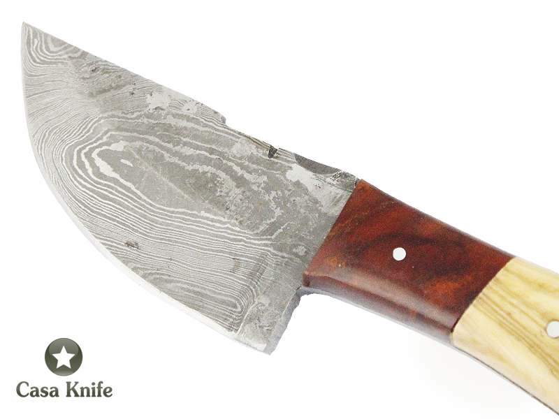 Faca Skinner para colecionador forjado em Aço Damasco. Empunhadura em Oliveira, 21 cm