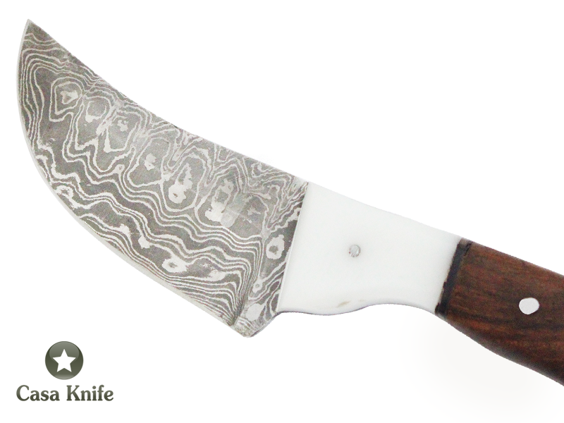 Faca Skinner para colecionador forjado em Aço Damasco. Empunhadura em Rádica de Imbuia, 20 cm