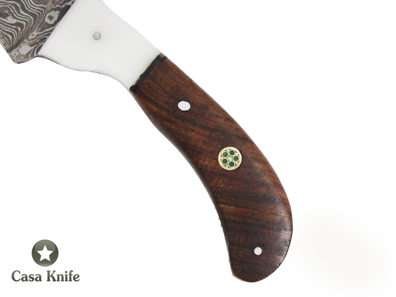 Faca Skinner para colecionador forjado em Aço Damasco. Empunhadura em Rádica de Imbuia, 20 cm