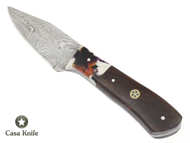 Faca Skinner para colecionador forjado em Aço Damasco. Empunhadura em Rádica de Imbuia, 20 cm