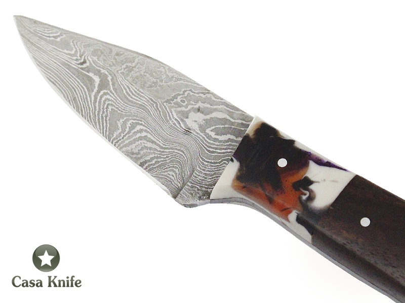 Faca Skinner para colecionador forjado em Aço Damasco. Empunhadura em Rádica de Imbuia, 20 cm
