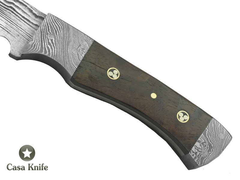 Faca Skinner para colecionador forjado em aço damasco. Empunhadura em Radica de Roseria, 23 cm