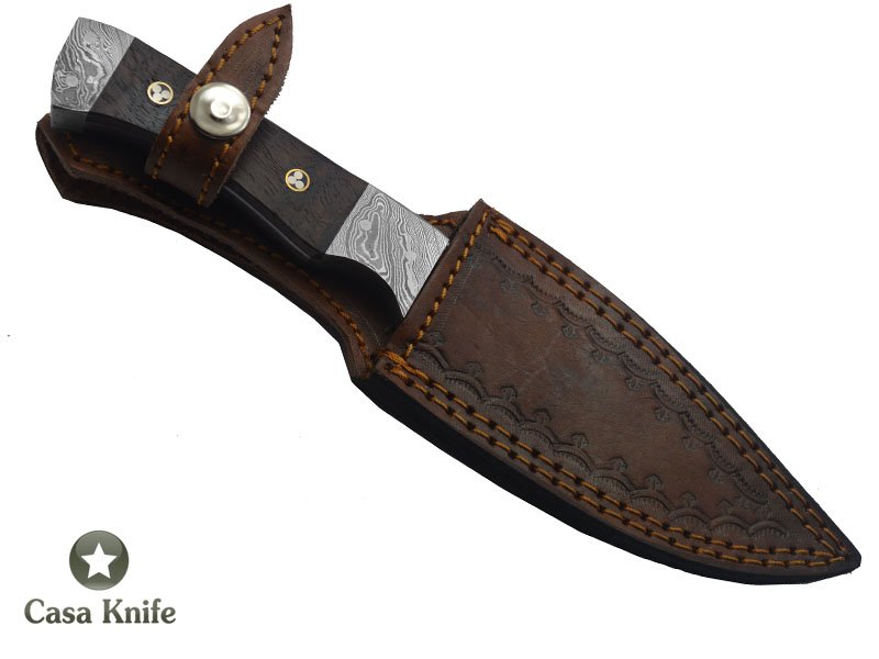 Faca Skinner para colecionador forjado em aço damasco. Empunhadura em Radica de Roseria, 23 cm