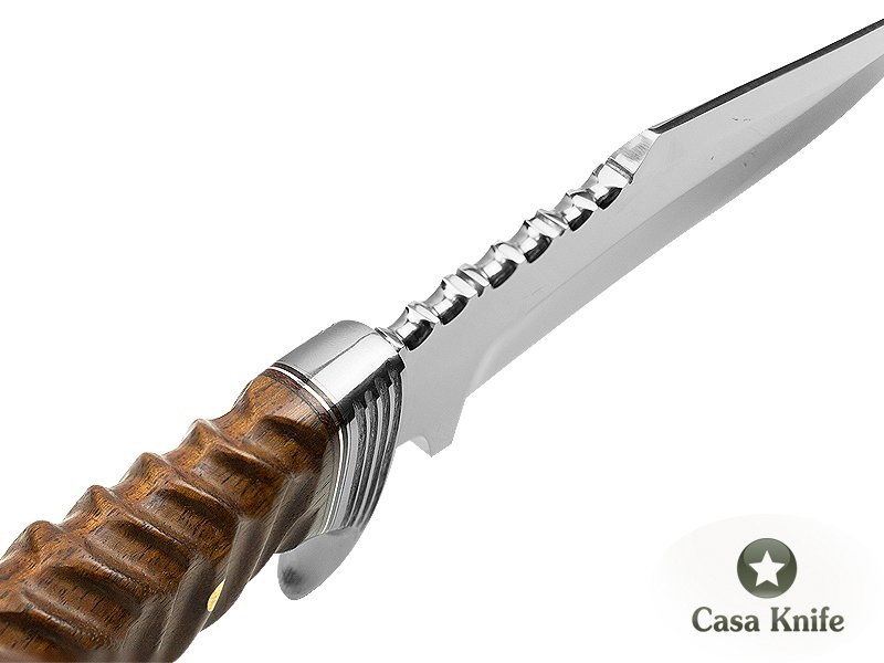 Faca Bowie para colecionador em aço D2 com empunhadura em radica de roseira esculpida, 32 cm