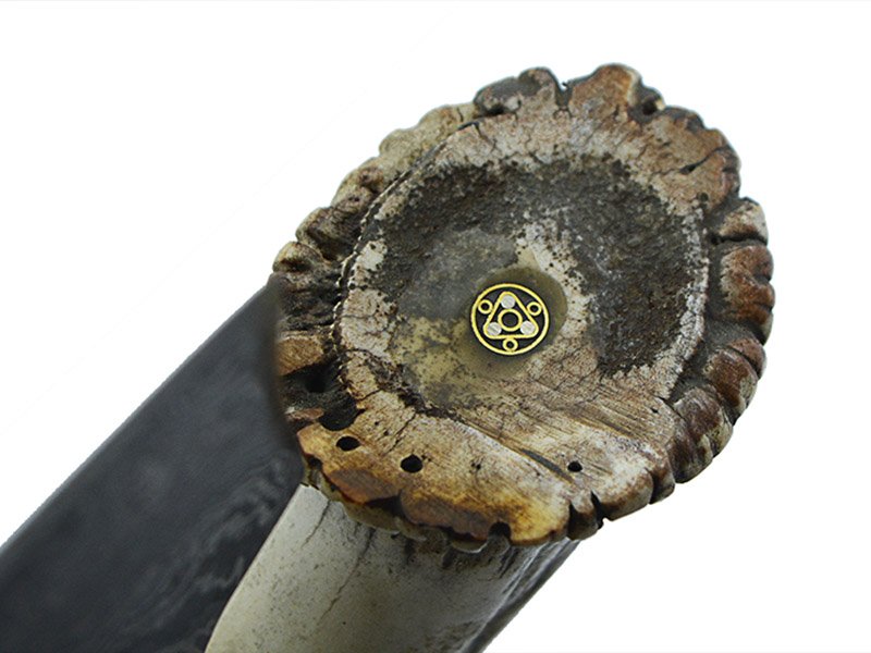 Machado Tomahawk para colecionador em aço damasco. Empunhadura chifre de servo com roseta, 49 cm