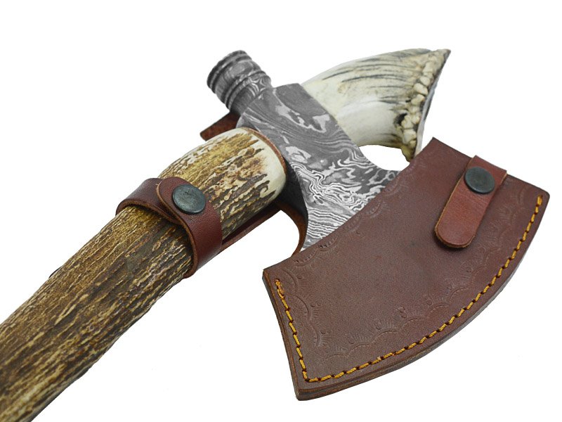Machado Tomahawk para colecionador em aço damasco. Empunhadura chifre de servo com roseta, 49 cm